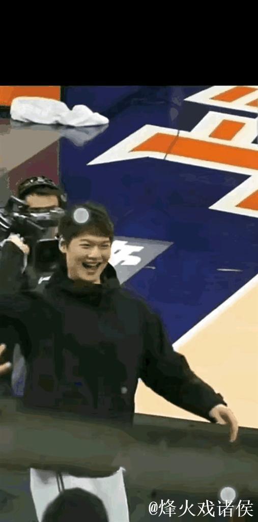 没有对比就没有伤害！拉塞尔前女友扔毛巾vs王哲林扔毛巾